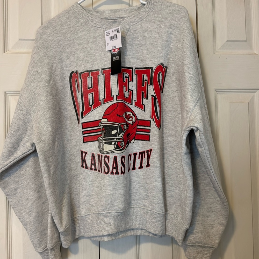 New with tags American eagle Chiefs crewneck. Size large.